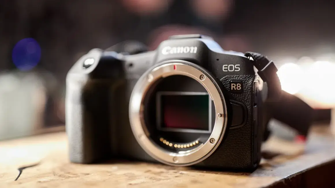 Canon EOS R8, aparat bez obiektywu, idealny do uchwycenia wspomnień. Sprawdź atrakcyjną canon r8 cena!