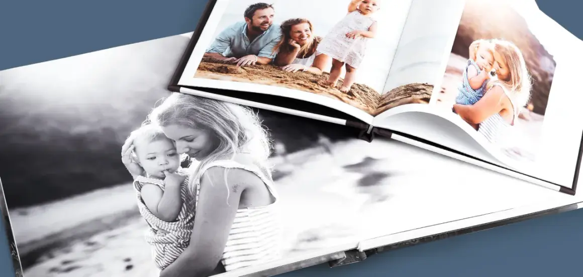 Otwarta fotoksiążka i fotoalbum prezentują rodzinne chwile: mama z dzieckiem i rodzice z córką na plaży.