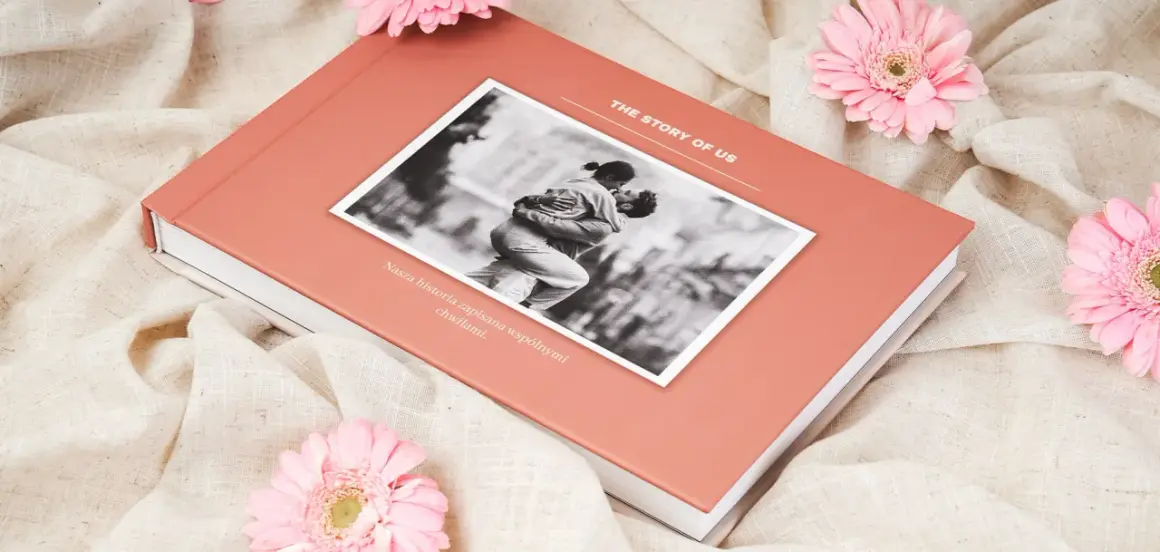 Odbitka z czarno-białym zdjęciem pary obejmującej się na okładce albumu "The Story of Us".