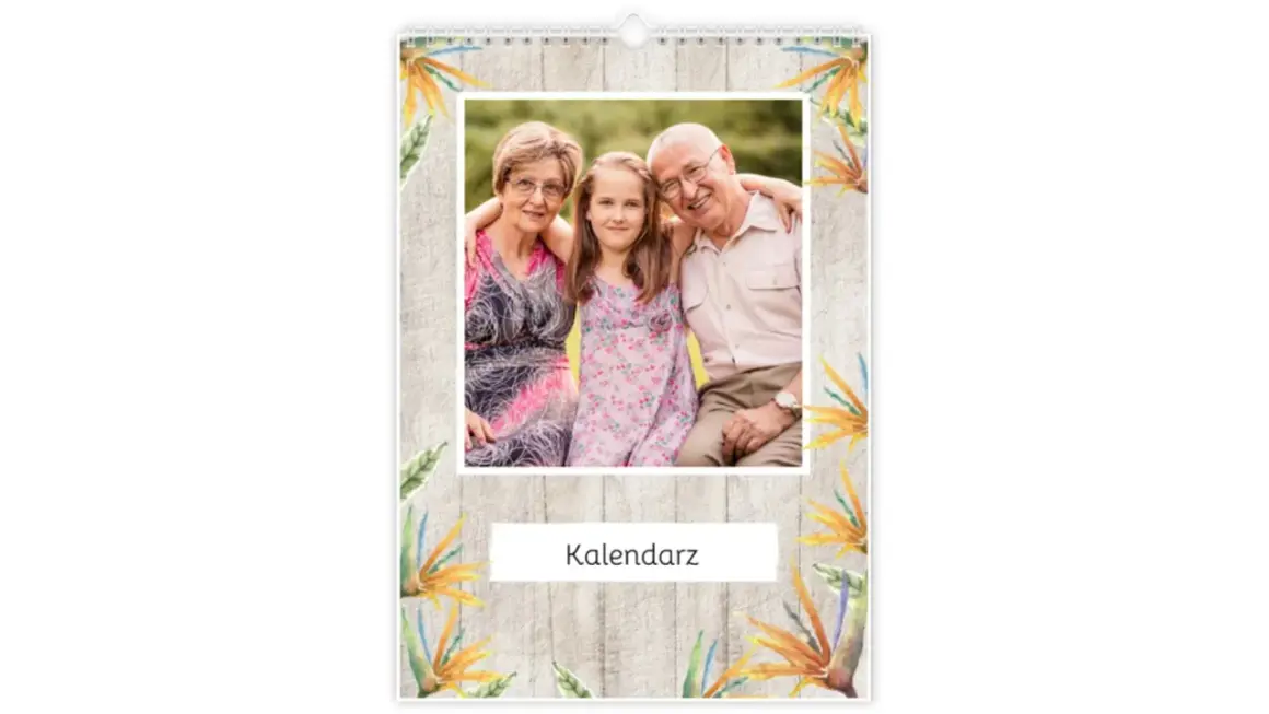 Jak zrobić kalendarz ze zdjęciami? Uwiecznij rodzinne chwile z dziadkami i wnuczką na pięknym kalendarzu.