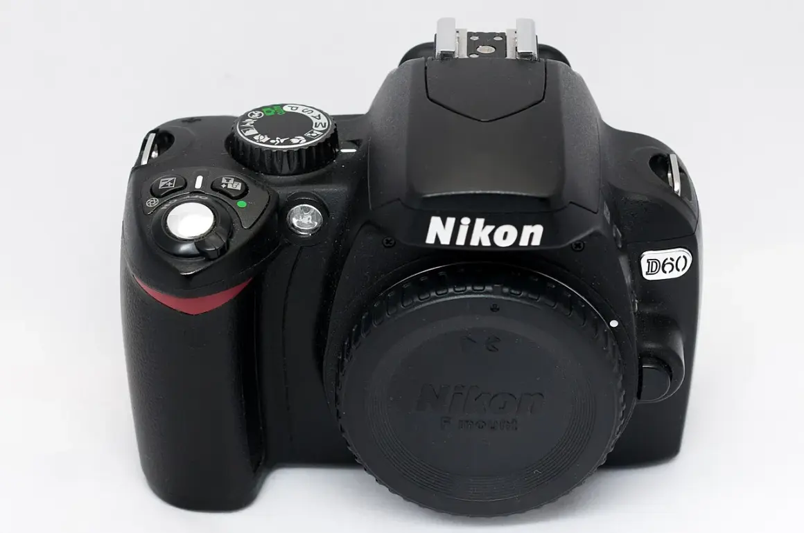 Czarny aparat Nikon D60 z obiektywem z zaślepką.