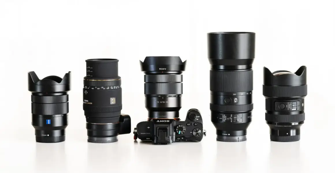 Różne obiektywy do Sony A7 III: szerokokątny Zeiss, makro Sigma, zoom Sony FE 4/16-35, teleobiektyw i jasny obiektyw portretowy.