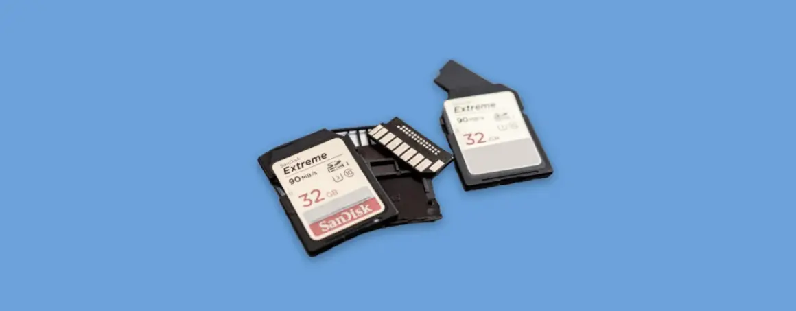 Różne rodzaje kart SD, w tym dwie karty SanDisk Extreme 32 GB, pokazują możliwości przechowywania danych.