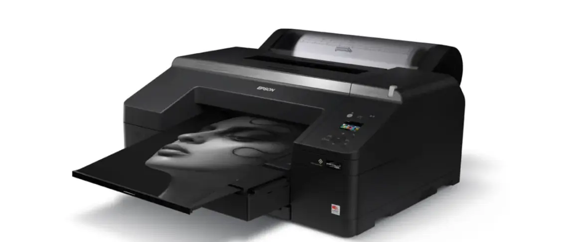Czarna drukarka Epson tworzy wydruk wysokiej jakości fotograficznej z portretem kobiety.