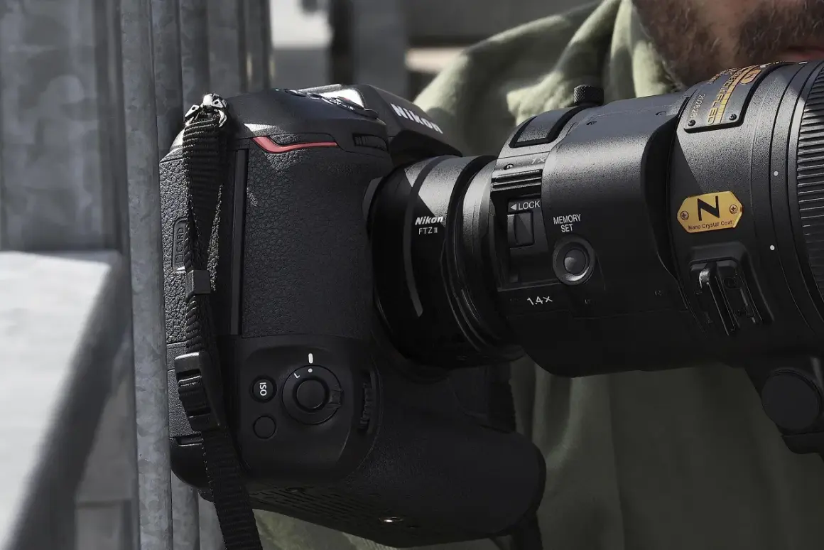 Aparat Nikon Z z obiektywem F-mount podłączonym przez adapter FTZ II.