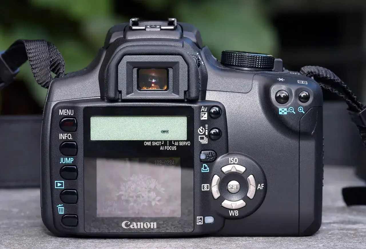 Canon EOS 350D w ręku, widok od przodu