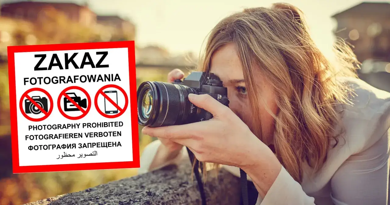 Kobieta robi zdjęcie mimo znaku zakazu fotografowania. Czy robienie zdjęć z ukrycia jest karalne? Znak ostrzega przed tym.