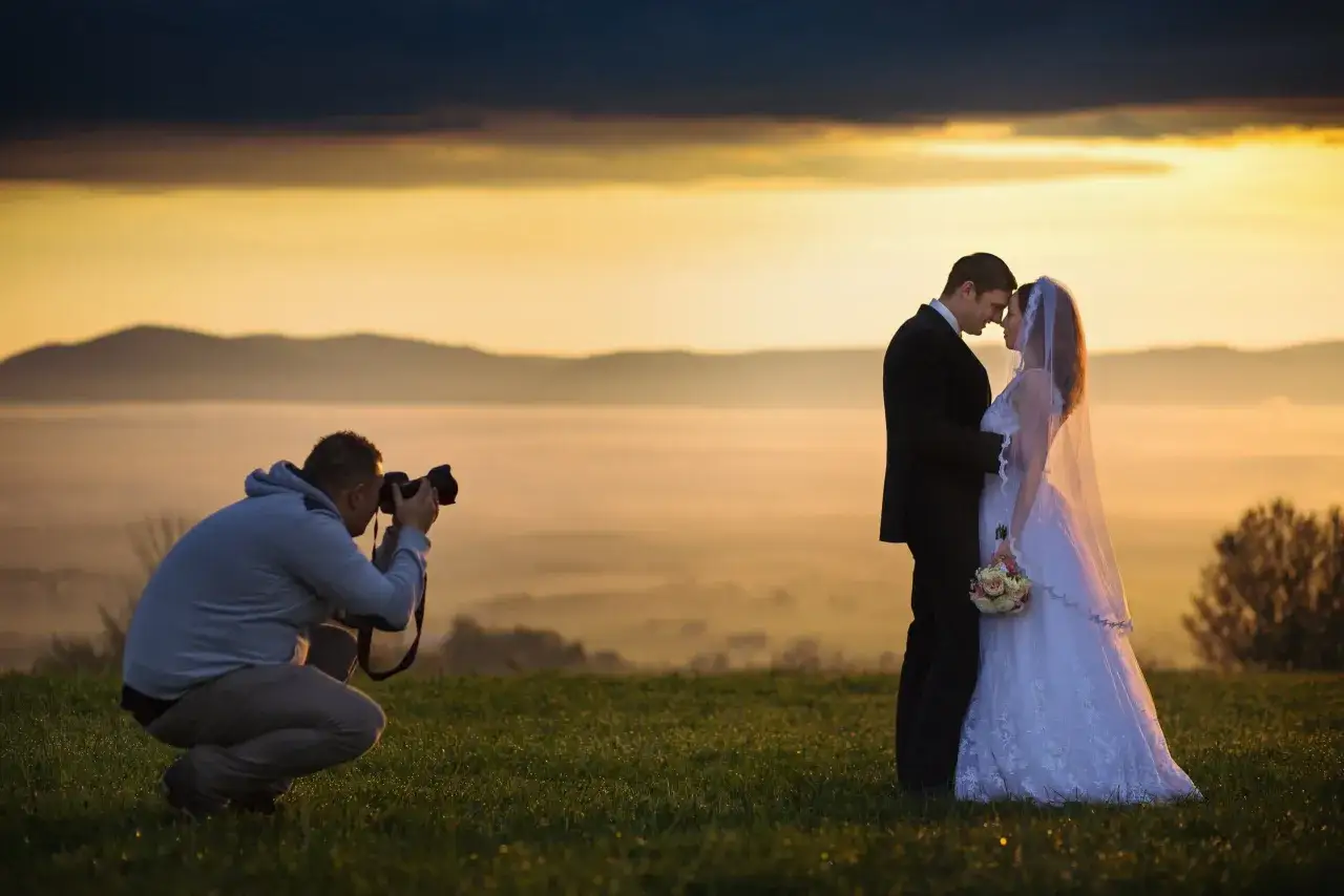 Para młoda przeglądająca portfolio fotografa ślubnego