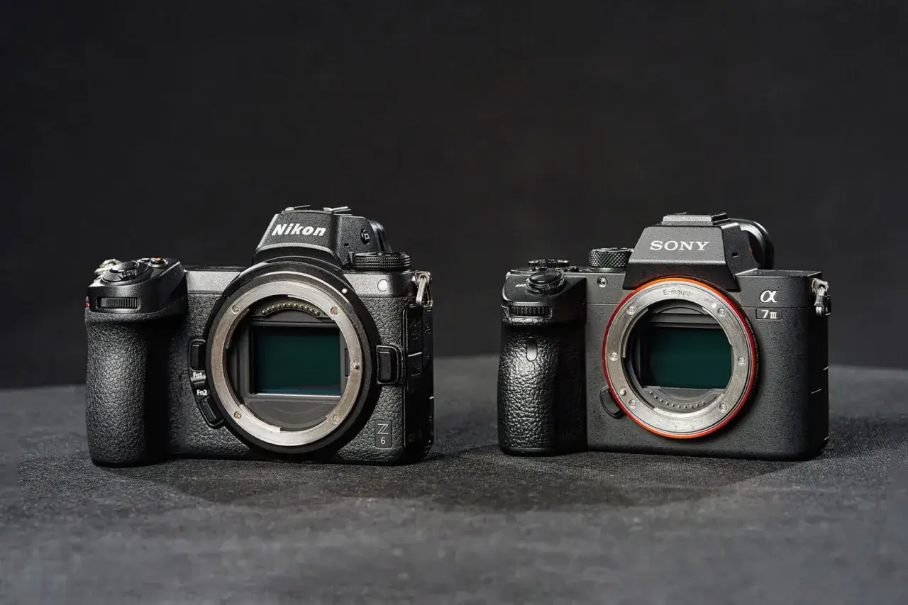 Dwa aparaty bezlusterkowe: aparat lustrzanka Nikon Z6 i Sony Alpha 7 III na czarnym tle.