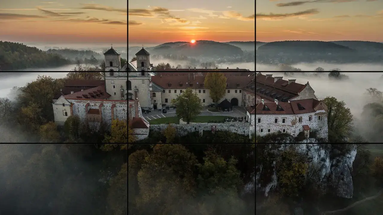 Wschód słońca nad mglistym klasztorem. Niesamowite ujęcie z drona, idealne do fotografowania.
