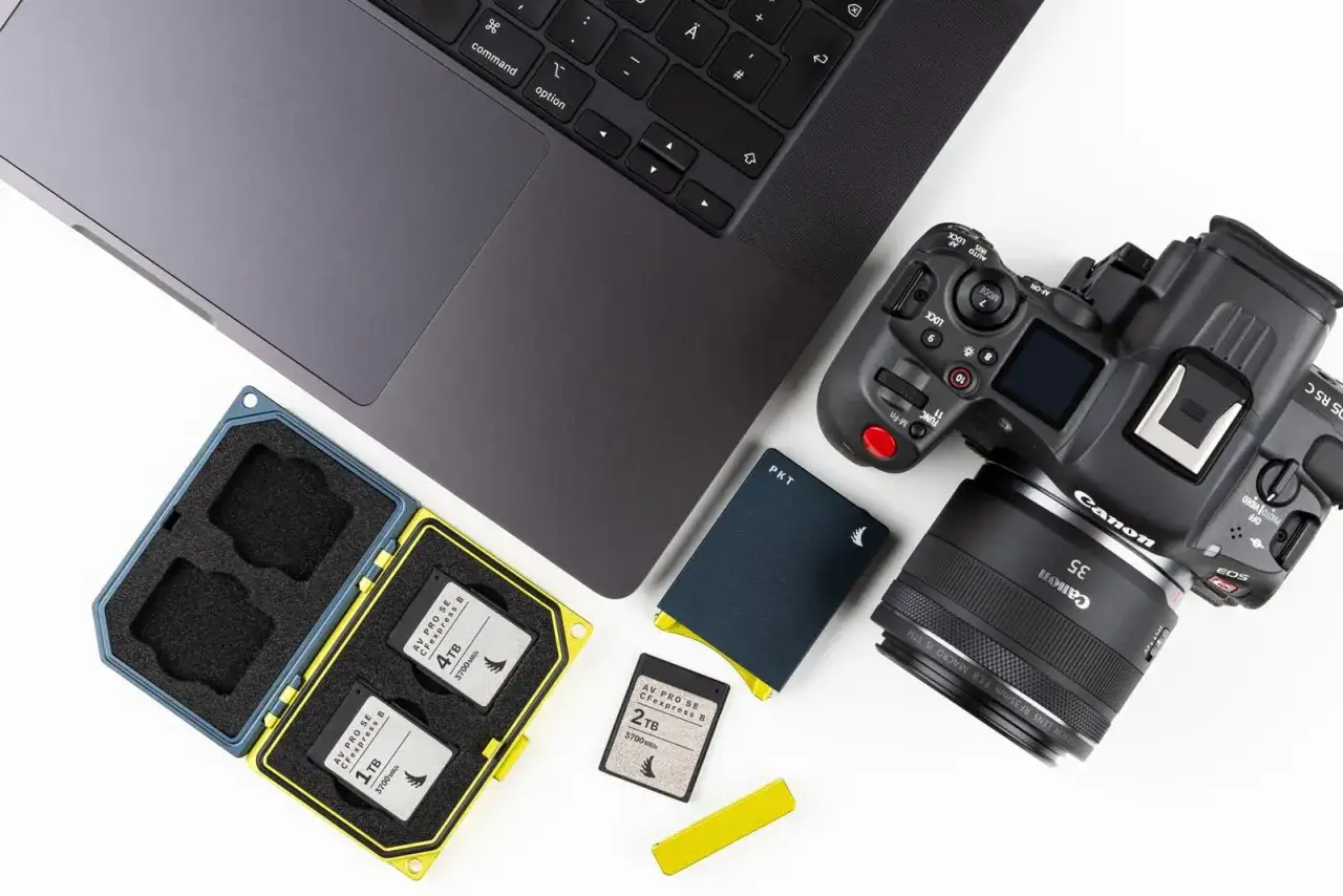 Profesjonalny zestaw fotografa: aparat Canon, laptop, etui na karty pamięci i karty CFexpress Type B o dużej pojemności.