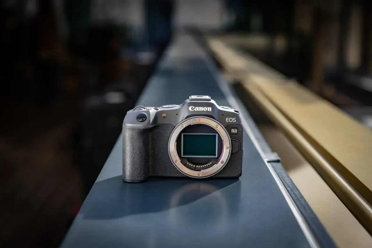 Canon EOS R8 bez obiektywu, idealny do uchwycenia każdej chwili. Sprawdź atrakcyjną canon r8 cena!