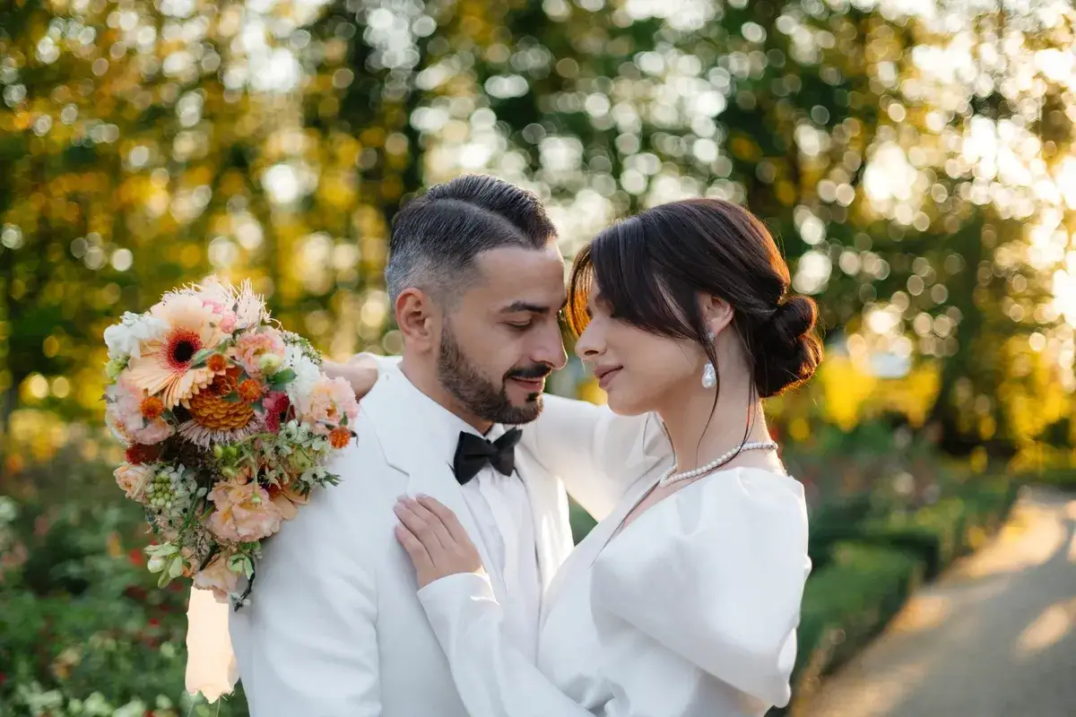 fotograf ślubny przeglądający portfolio