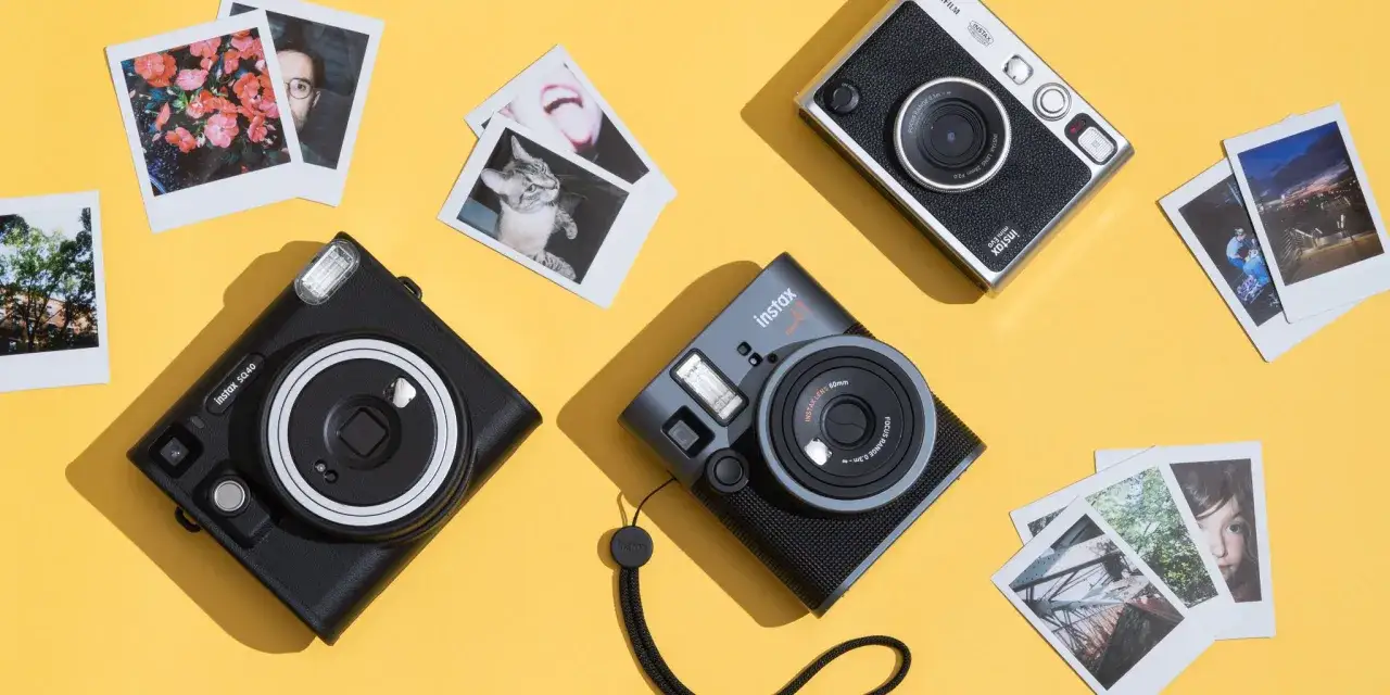 Trzy aparaty Instax i stosy gotowych zdjęć: kwiaty, kotek, uśmiechnięta twarz, krajobrazy i portret dziecka.