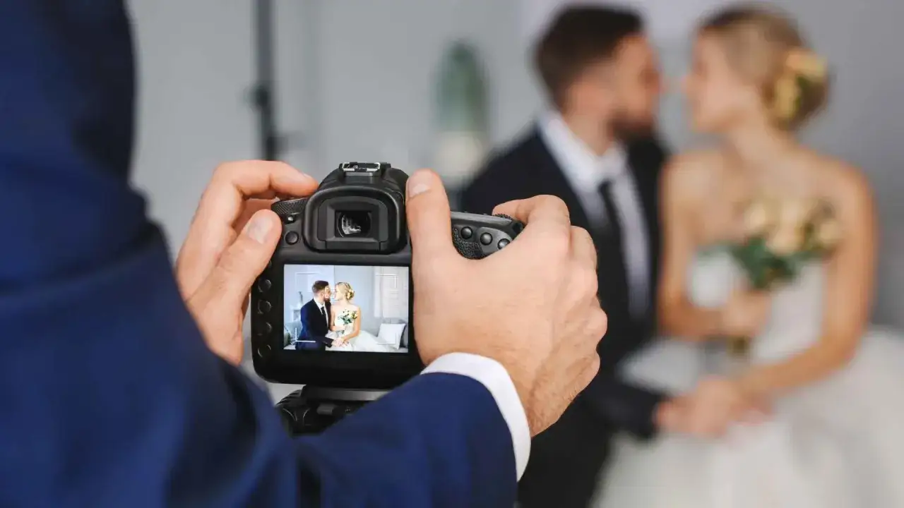 Umowa fotograf ślubny, para młoda podpisuje umowę