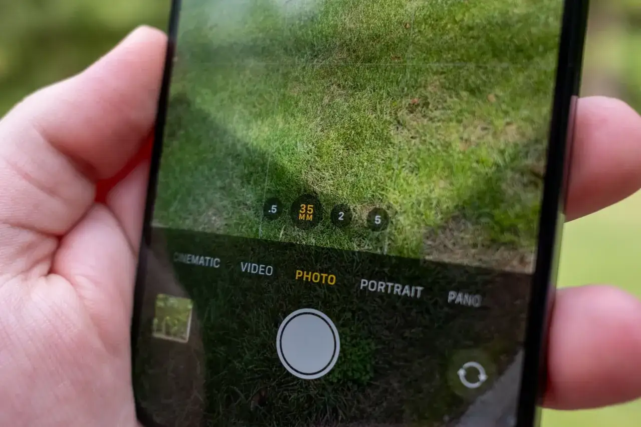 Aparat telefonu pokazuje opcje: .5, 35 mm, 2, 5. Jak sprawdzić rozdzielczość zdjęcia? Wybierz tryb 