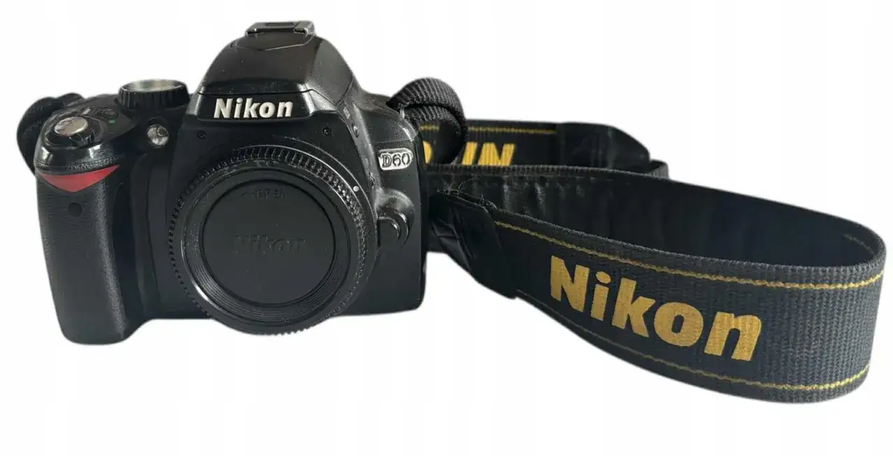 Czarny aparat Nikon D60 z paskiem na szyję z logo Nikon. Gotowy do uchwycenia niezapomnianych chwil.