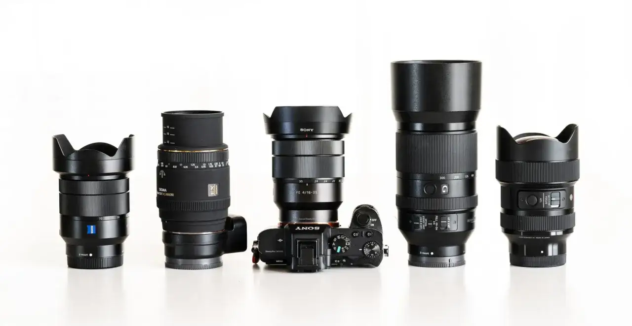 Sony A7 III z obiektywami: Zeiss, Sigma 180mm DG Macro, Sony FE 4/16-35, teleobiektyw 70-300mm i Sigma 24-70mm. Jaki obiektyw do Sony A7 III?