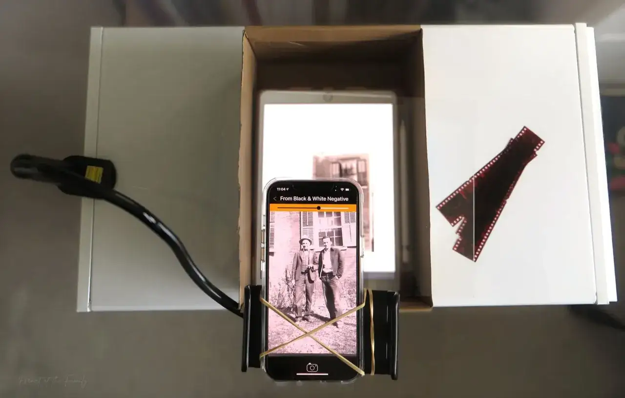 Jak wywołać zdjęcia z kliszy na komputer? Użyj telefonu jako skanera, z kliszą naświetloną przez tablet.
