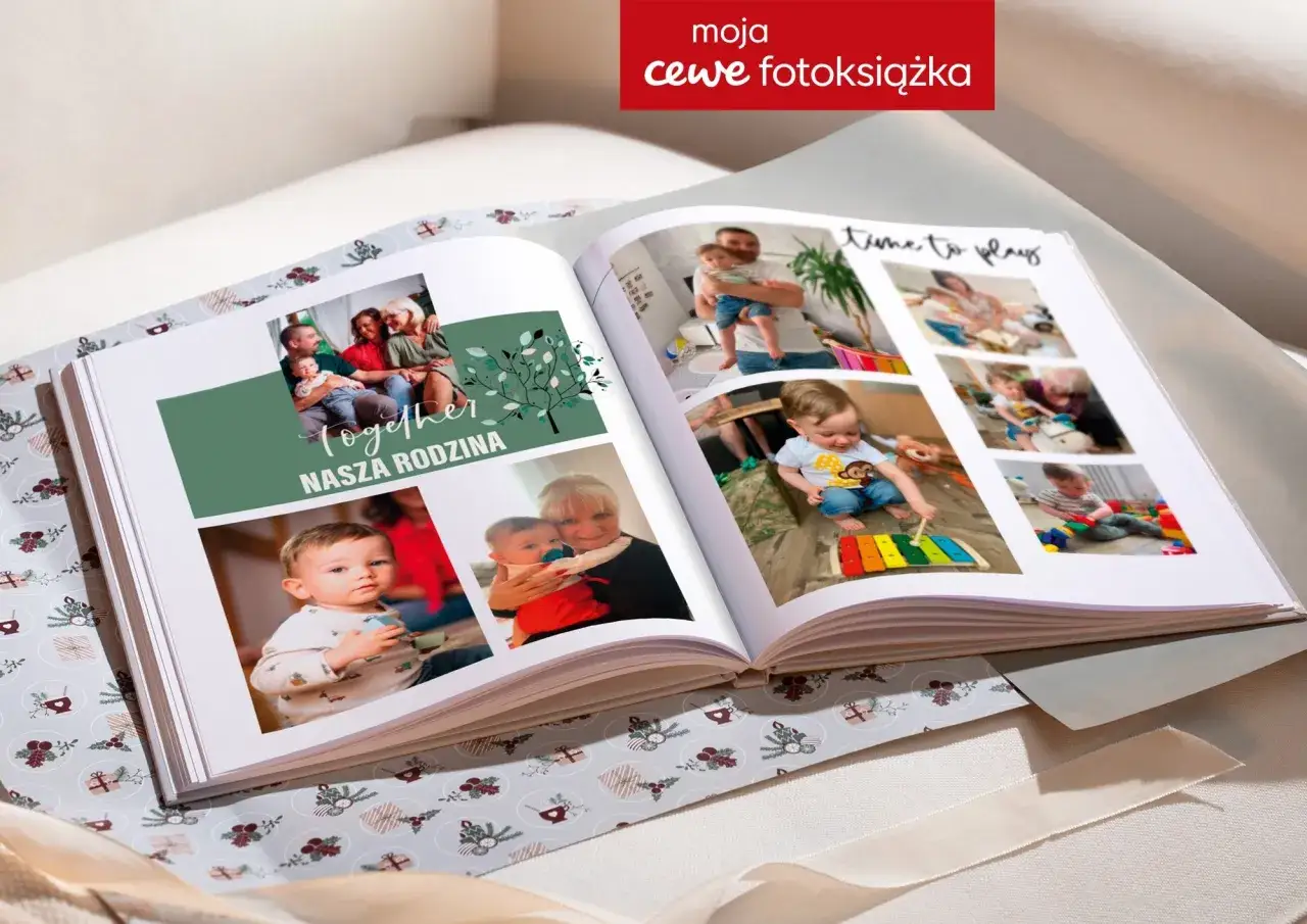 Otwarta cewe fotoksiążka z rodzinnymi zdjęciami. Czas realizacji jest krótki, by szybko cieszyć się wspomnieniami.
