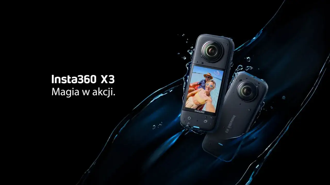 osoba robiąca zdjęcie 360 smartfonem