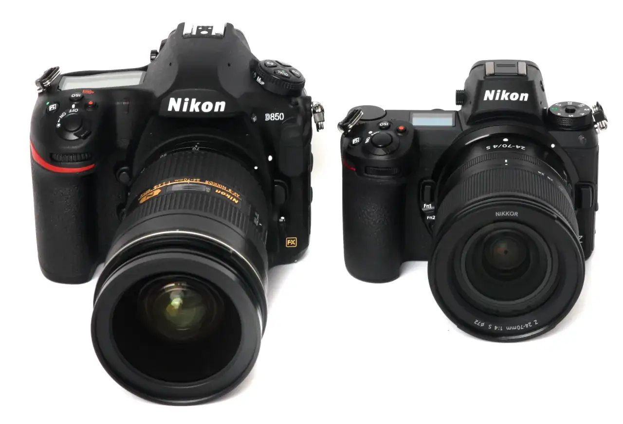 Dwa aparaty Nikon: profesjonalna lustrzanka D850 z obiektywem 24-70mm f/2.8 oraz bezlusterkowiec Z z obiektywem 24-70mm f/4.