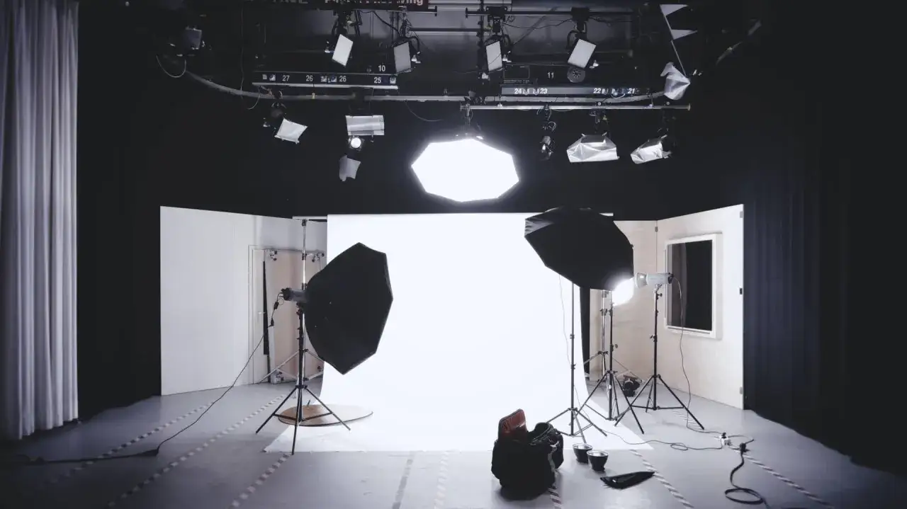 Wrota studia fotograficznego z profesjonalnym oświetleniem i białym tłem. Gotowe do sesji.