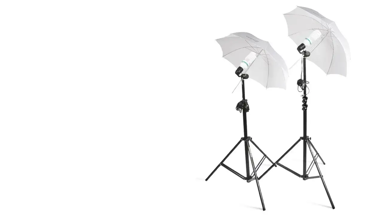 Dwa studyjne parasole fotograficzne z żarówkami, idealne do zdjęć produktów do sklepu internetowego.