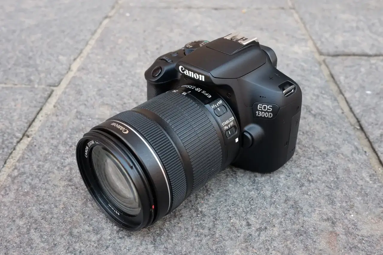 Canon 1300D z obiektywem kitowym, widok z przodu