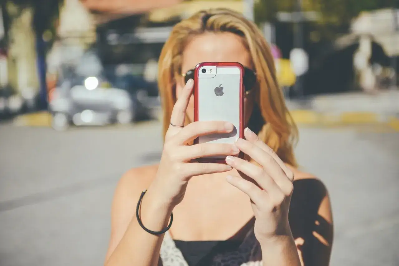 iPhone zdjęcie portretowe przed i po rozmyciu tła
