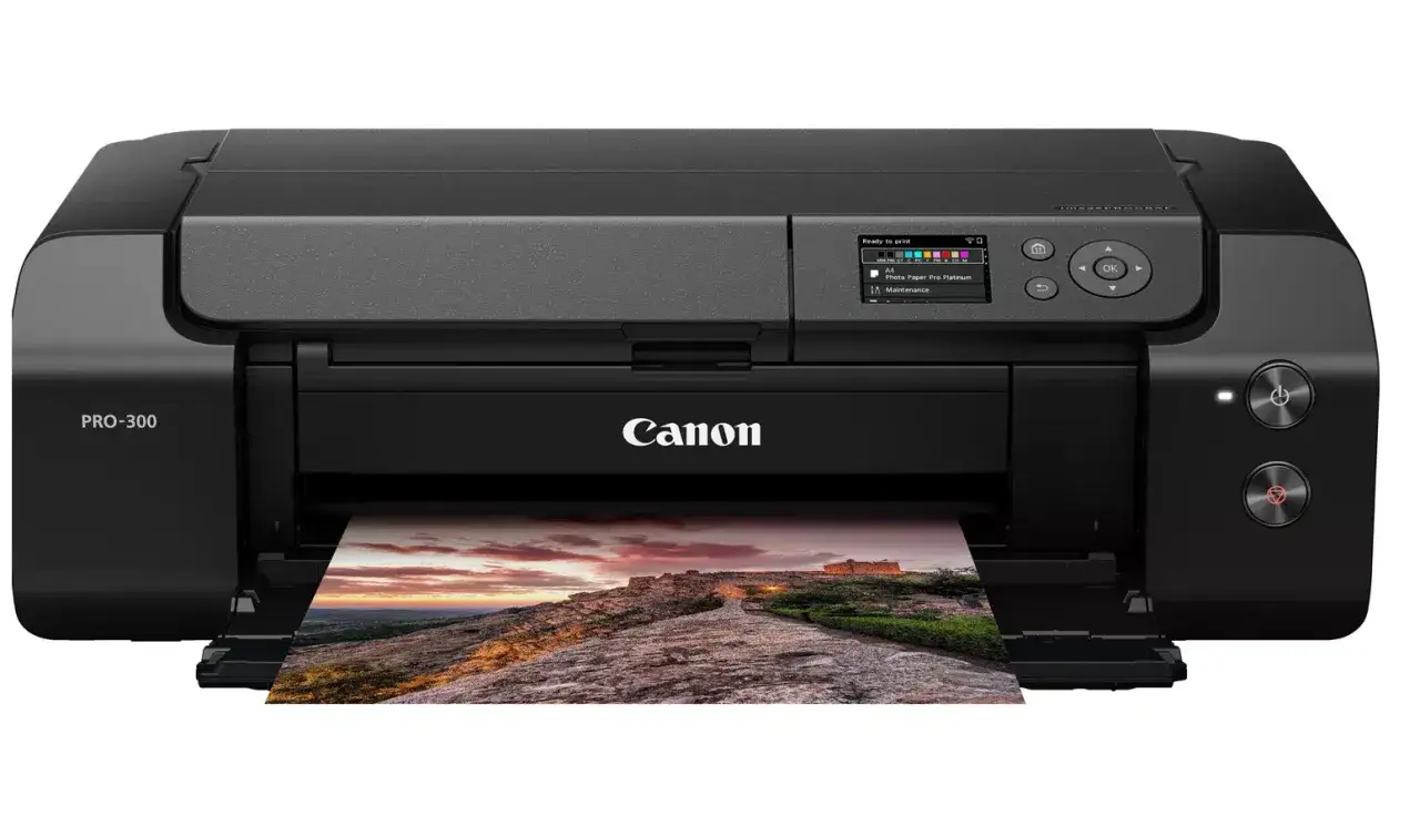 Czarna drukarka Canon PRO-300 z wydrukiem wysokiej jakości fotograficznej.