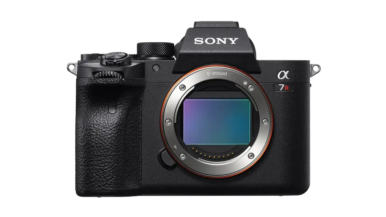Czarny korpus aparatu Sony a7R IV z widocznym sensorem i mocowaniem E-mount.