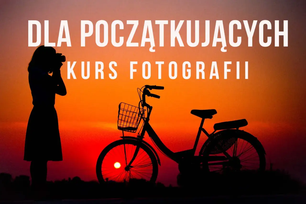 Sylwetka kobiety z aparatem i rower na tle zachodzącego słońca. Napis: 