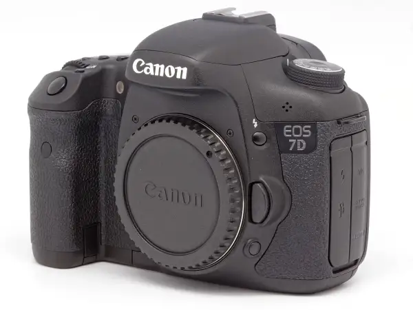 Czarny aparat Canon EOS 7D z obiektywem na białym tle.