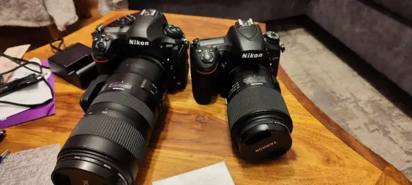 Dwa aparaty Nikon D850 i D750 z obiektywami Tamron. Sprawdź aktualną nikon d850 cena.