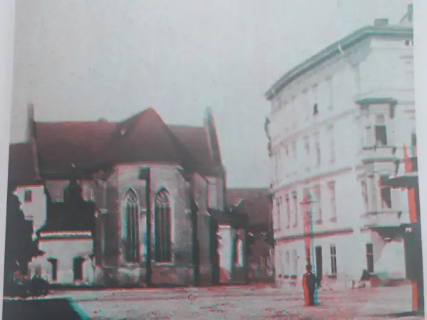 Widok placu z kościołem i kamienicą. Efekt przestrzenny dzięki technice fotografia stereoskopowa.