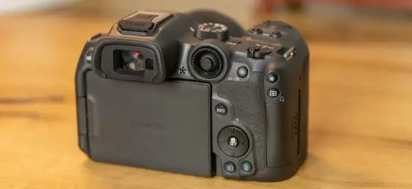 Tył aparatu Canon R7 z uchylnym ekranem. Sprawdź atrakcyjną canon r7 cena i możliwości tego sprzętu.