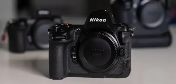 Czarny aparat Nikon z9, z obiektywem z mocowaniem Z. W tle widać inne aparaty.