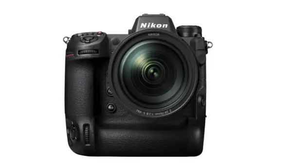 Profesjonalny aparat Nikon z obiektywem, idealny do tworzenia zdjęć do rankingu aparatów bezlusterkowych.