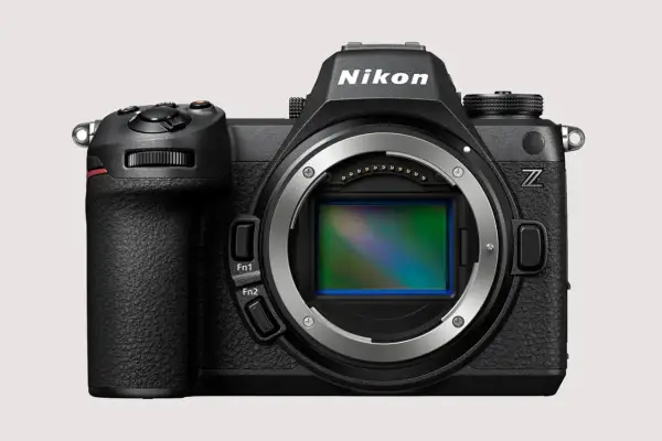 Czarny aparat Nikon z widocznym sensorem. Idealny do tworzenia własnego aparat wodoszczelny ranking.