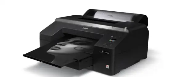 Czarna drukarka Epson tworzy wydruk wysokiej jakości fotograficznej z portretem kobiety.