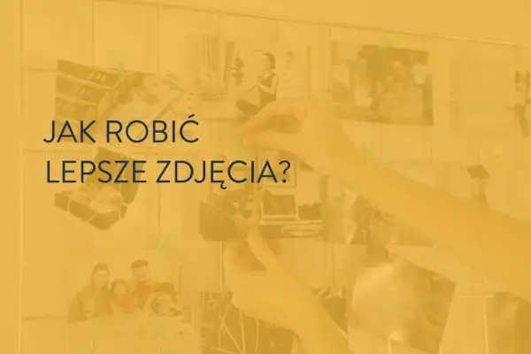 Jak zrobić lepsze zdjęcia? Dłonie przypinają fotografie do tablicy, tworząc inspirującą galerię wspomnień.